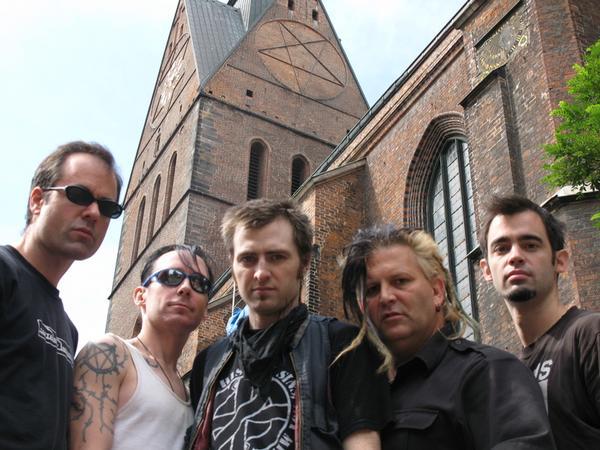 Leftöver Crack образца 2007 года на фоне собора в Ганновере. Вряд ли они вернутся в Европу в течение ближайших пяти лет."
