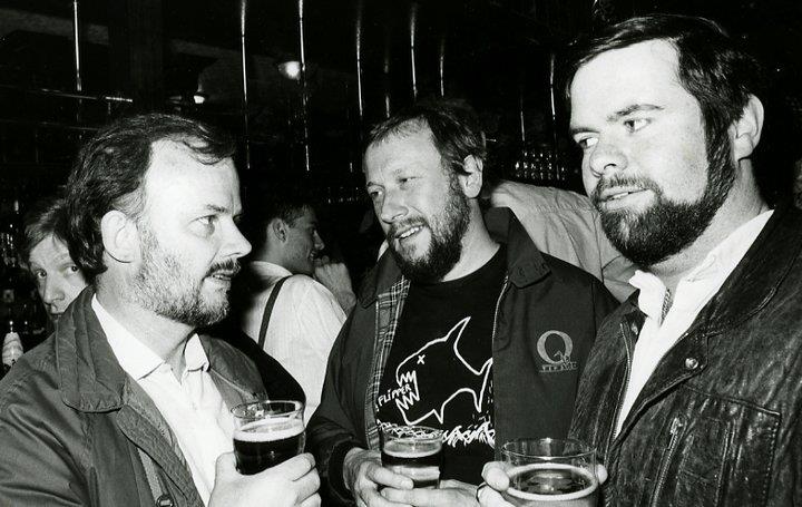 Бушелл (крайний справа), радиоведущий Джонни Волтерс (в центре) и Джон Пил в лондонском пабе White Lion